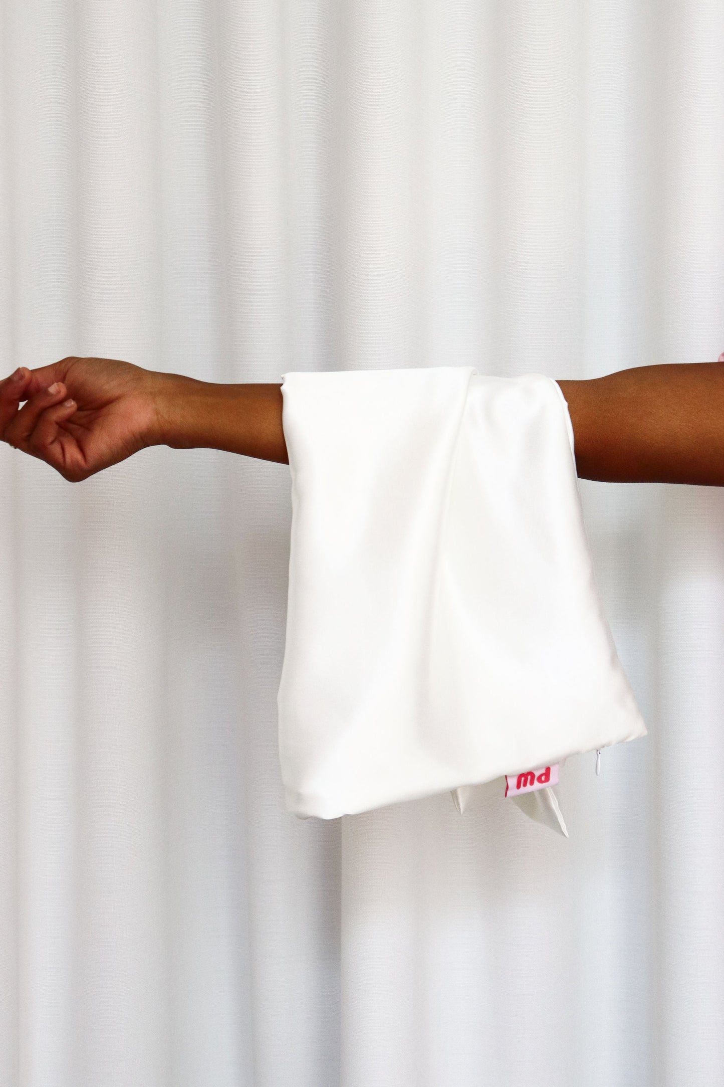 Satin Pillowcase with Zipper Closure – Anti-Frizz, Anti-Crease & Breakout Defense