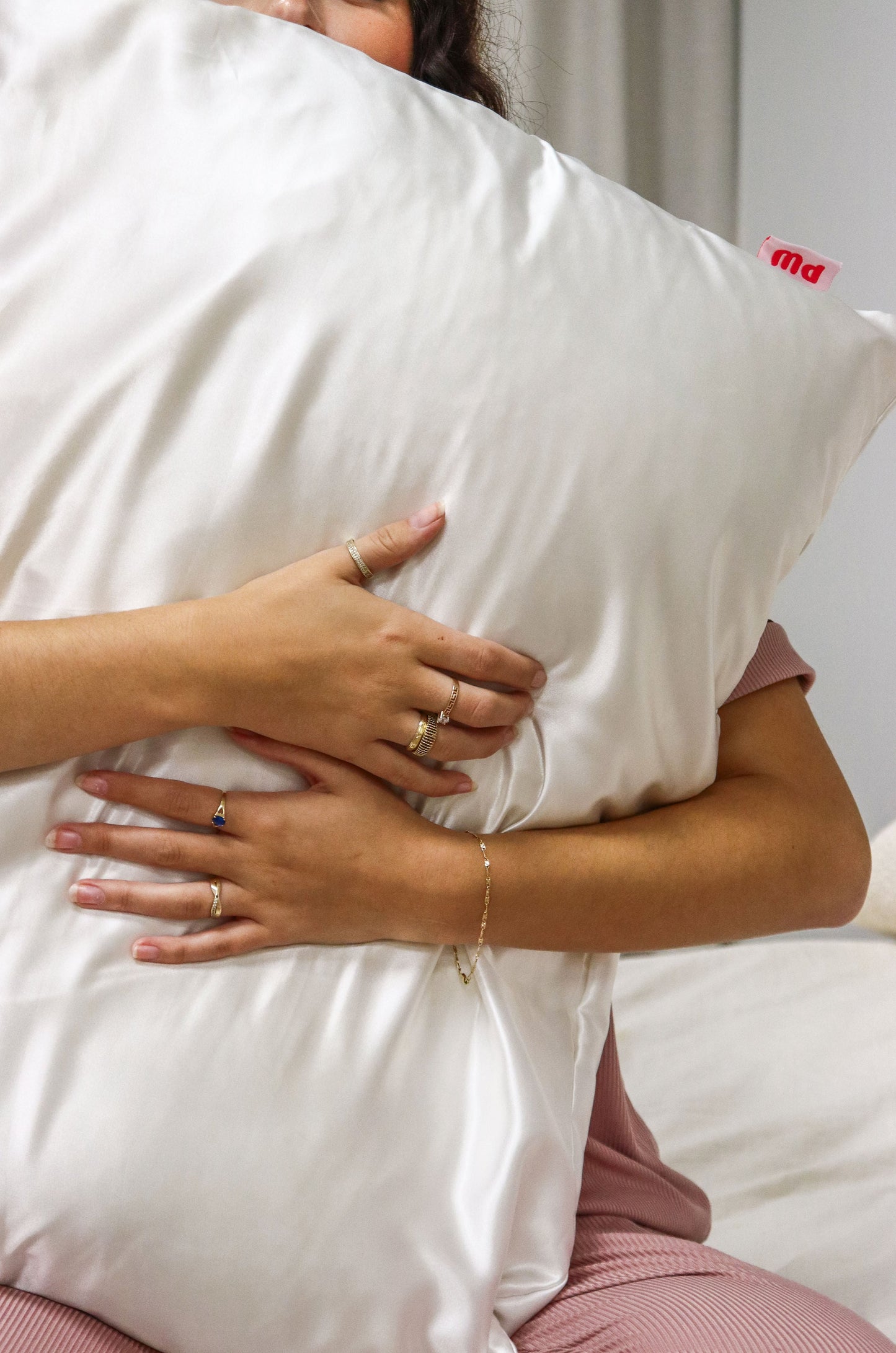Satin Pillowcase with Zipper Closure – Anti-Frizz, Anti-Crease & Breakout Defense