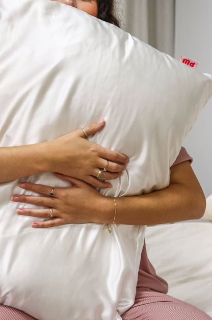 Satin Pillowcase with Zipper Closure – Anti-Frizz, Anti-Crease & Breakout Defense